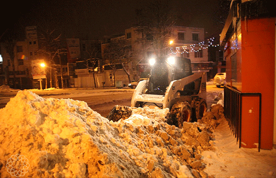 فعالیت شبانه ماشین آلات و نیروهای برف روب شهرداری اردبیل