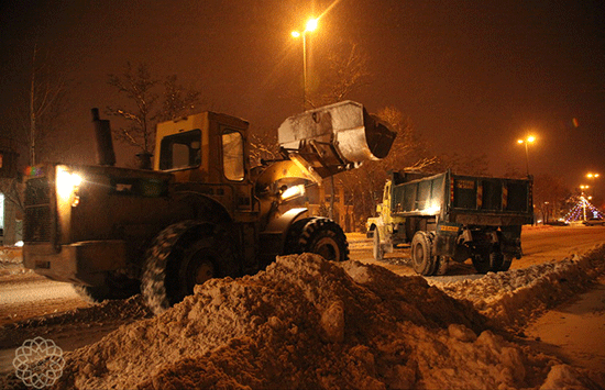 فعالیت شبانه ماشین آلات و نیروهای برف روب شهرداری اردبیل