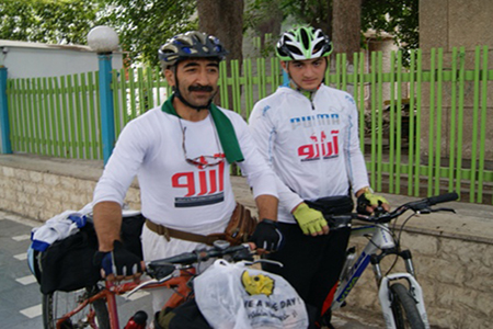 رکابزنی 2 دوچرخه‌سوار از مغان تا مشهد مقدس
