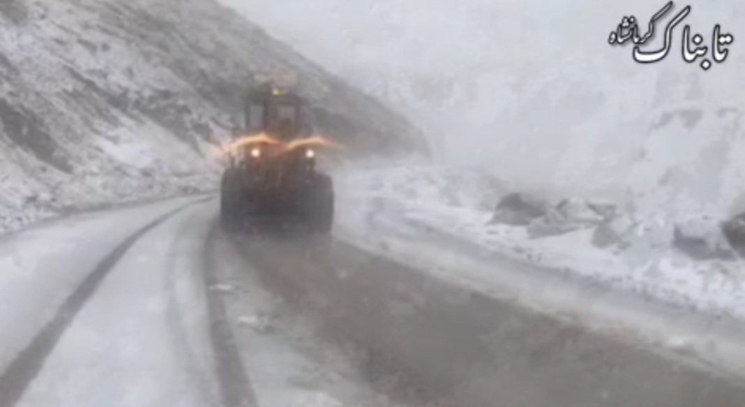 عملیات برفروبی در محور مواصلاتی کرمانشاه + فیلم عملیات برفروبی در محور مواصلاتی کرمانشاه + فیلم