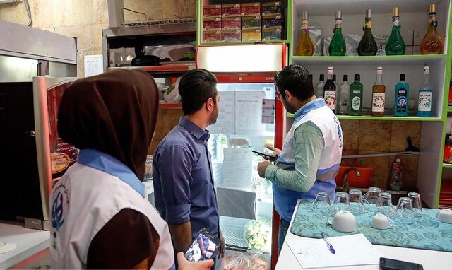 کشف و ضبط سه تن مواد غذایی تاریخگذشته در اردبیل کشف و ضبط سه تن مواد غذایی تاریخگذشته در اردبیل